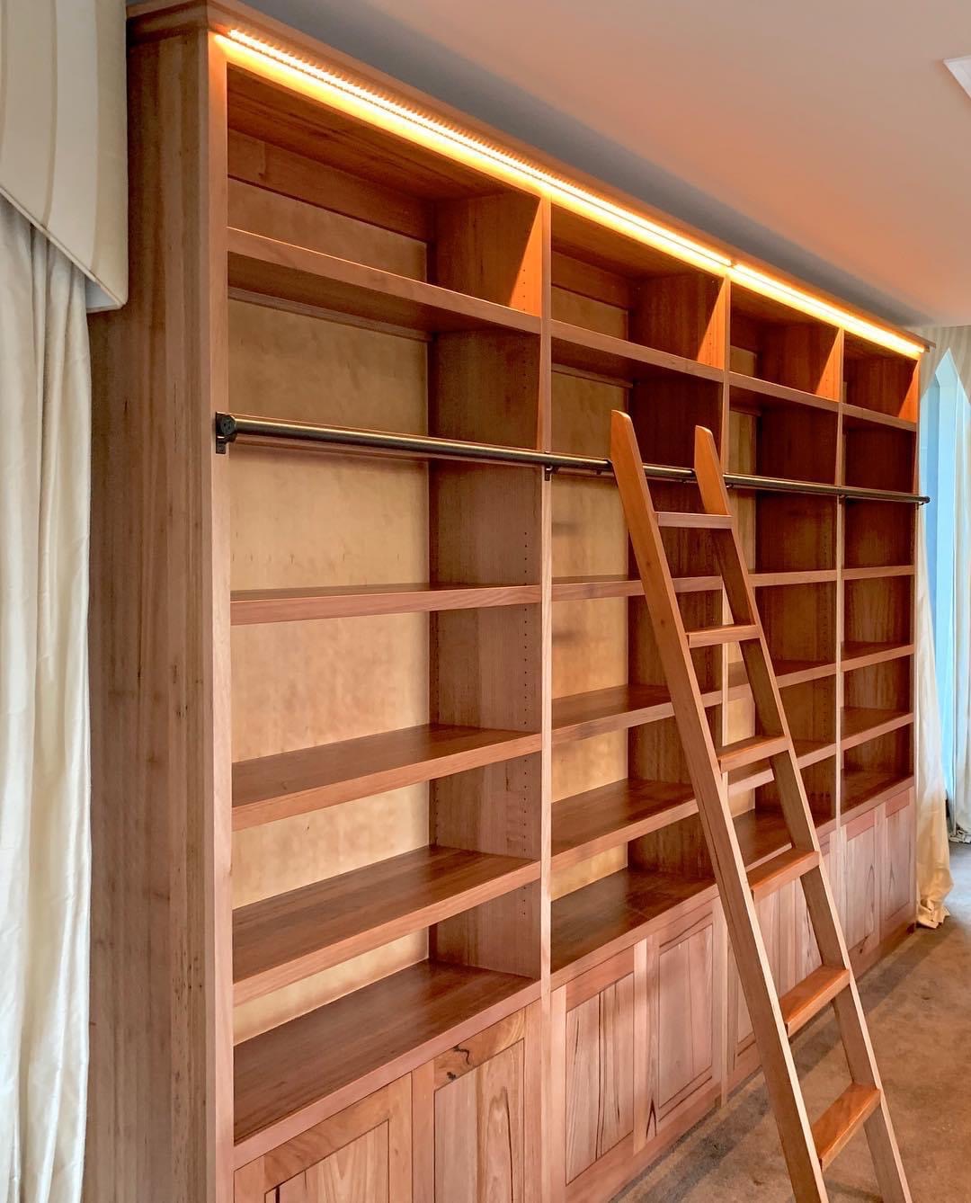 Built-in bookcase 