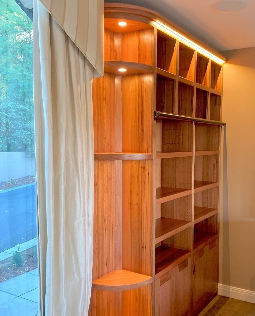 Built-in bookcase 